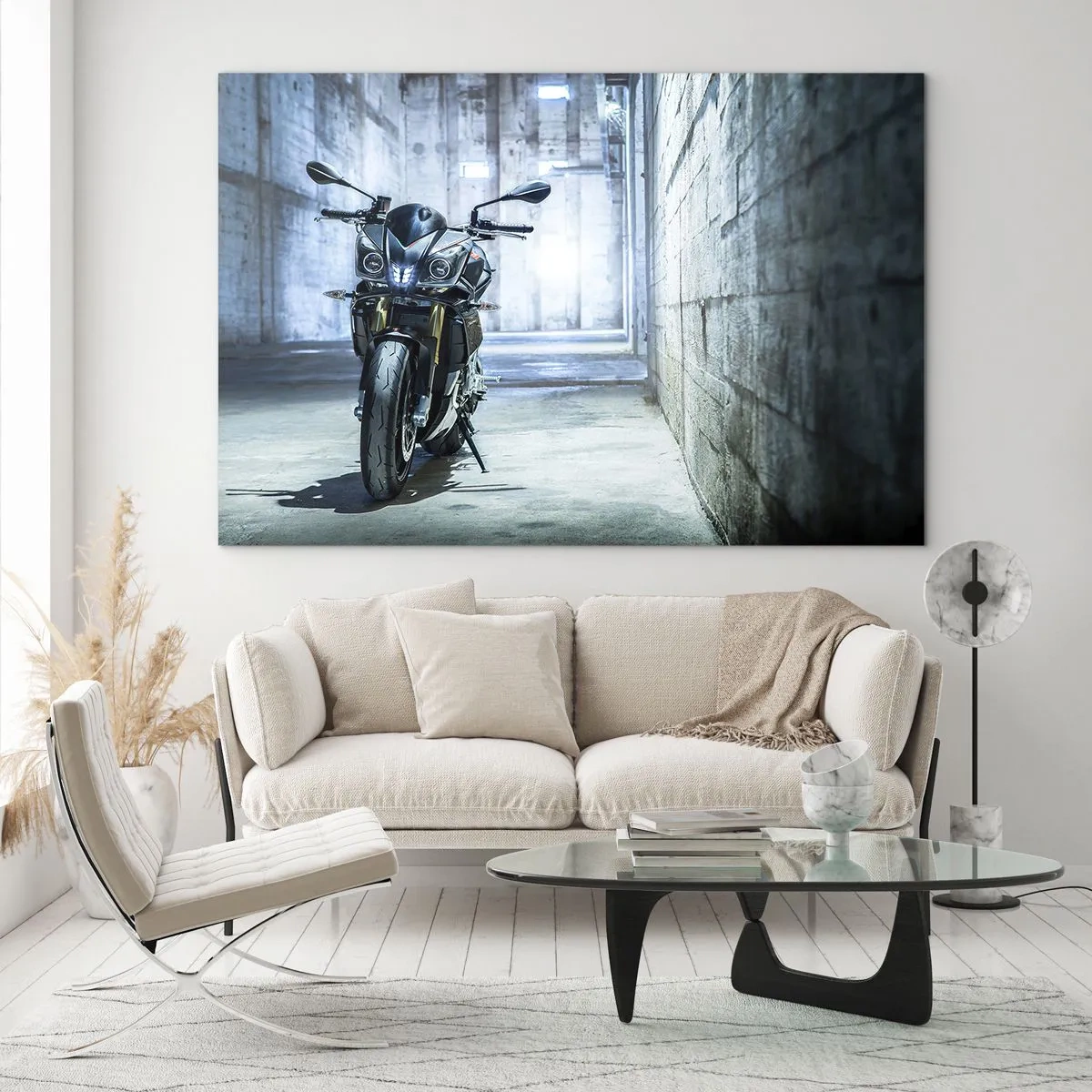 Impression sur verre - Image sur verre - Une moto dans un intérieur industriel avec des murs en béton - 70x50cm - Avant que le moteur ne rugisse - Décoration murale moderne pour le salon et la chambre ARTTOR