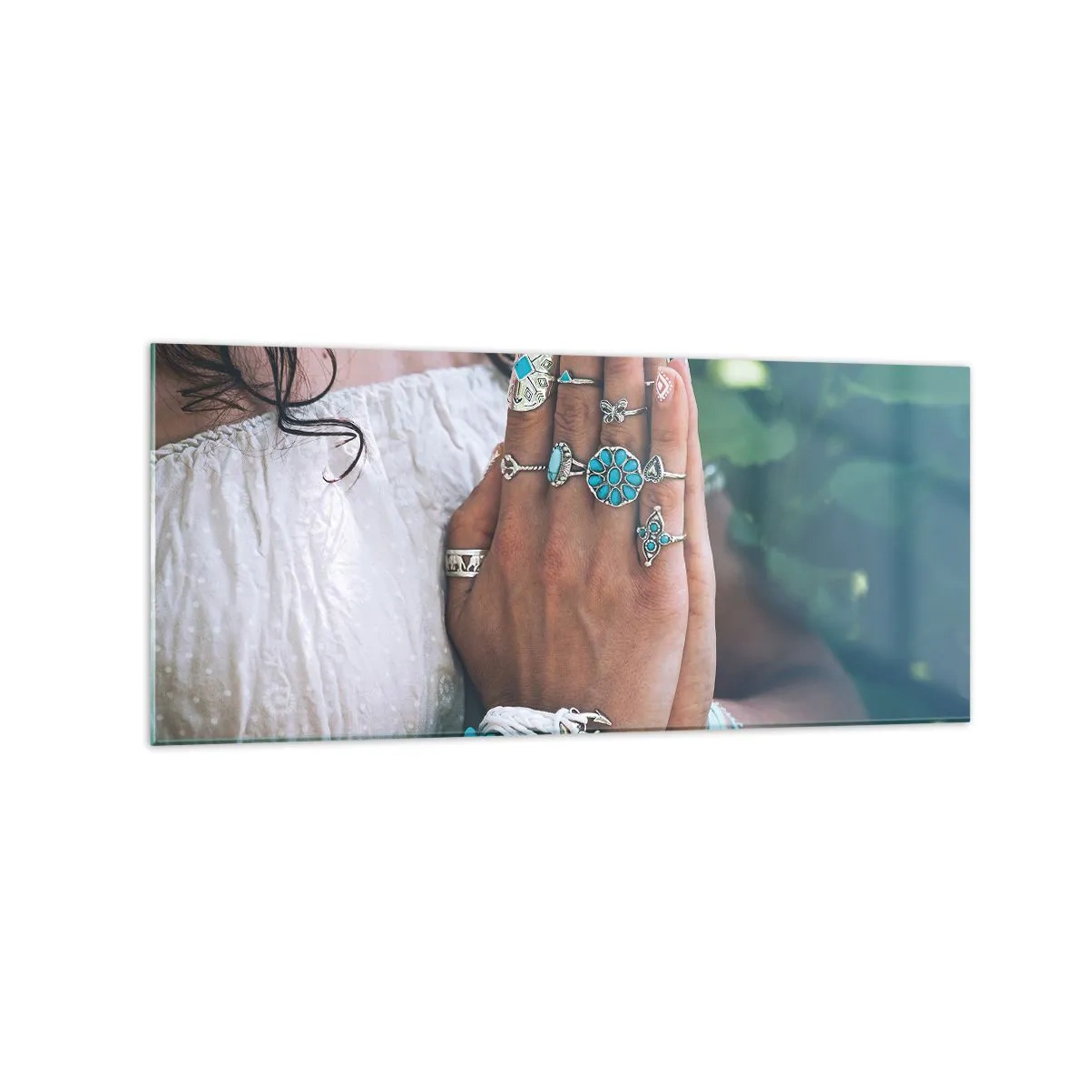 Impression sur verre - Image sur verre - Mains décorées de bijoux bohèmes - 120x50cm - Bienvenue au centre du bien-être - Décoration murale moderne pour le salon et la chambre ARTTOR