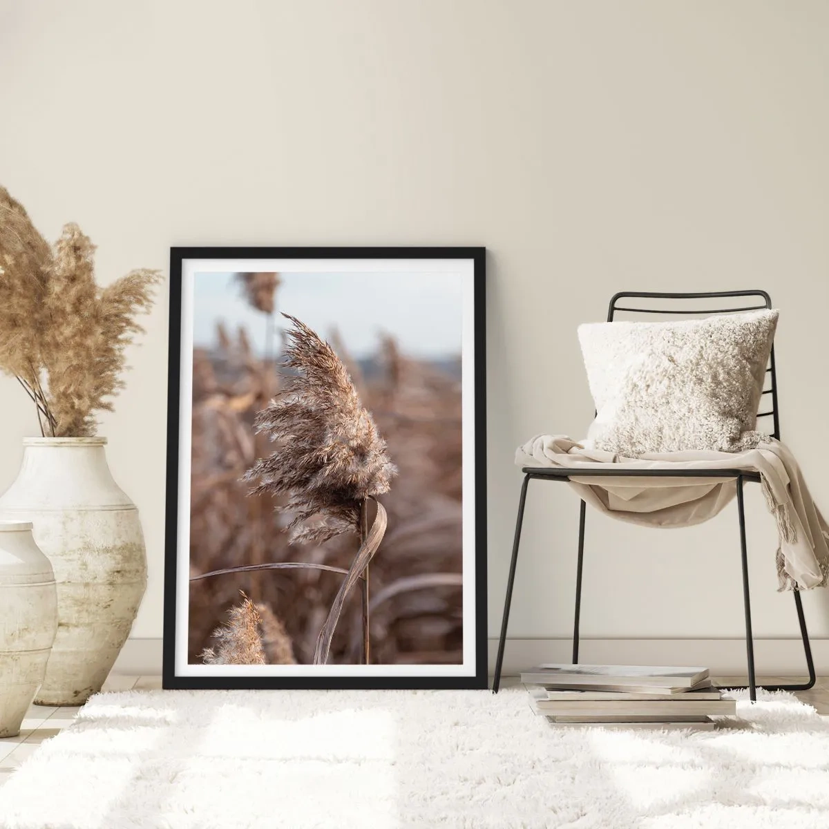 Affiche dans un cadre noir - Poster - Gros plan de roseaux secs aux nuances naturelles contre le ciel - 50x70cm - Il est temps de s'envoler avec le vent - Décoration murale moderne pour le salon et la chambre ARTTOR