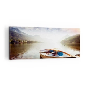 Impression sur toile - Image sur toile - Un bateau sur la rive d'un lac avec vue sur les montagnes le matin - 120x50cm - Au bord de la grande et limpide eau - Décoration murale moderne pour le salon et la chambre ARTTOR