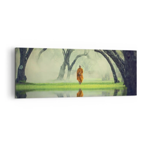 Impression sur toile - Image sur toile - Un moine en robe orange dans une forêt avec un fond brumeux et un reflet dans l'eau. - 140x50cm - En route vers l'illumination - Décoration murale moderne pour le salon et la chambre ARTTOR