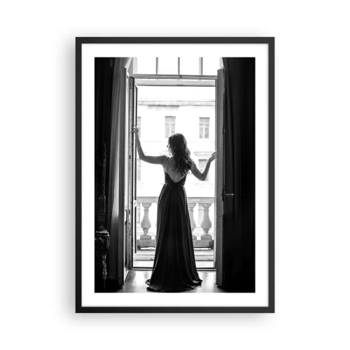 Affiche dans un cadre noir - Poster - Une femme en robe longue debout sur un balcon ouvert - 50x70cm - Dans plusieurs style - Décoration murale moderne pour le salon et la chambre ARTTOR