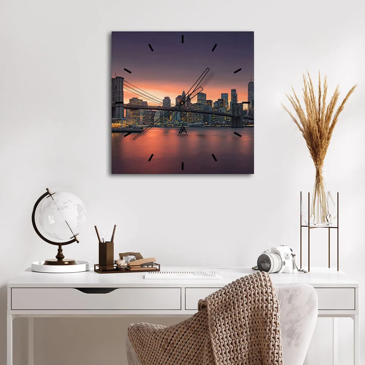 Horloge murale - Pendule murale - Panorama nocturne de la ville avec un pont et un ciel illuminé - 30x30cm - Immergé dans le silence lilas - Décoration murale moderne pour le salon et la chambre ARTTOR