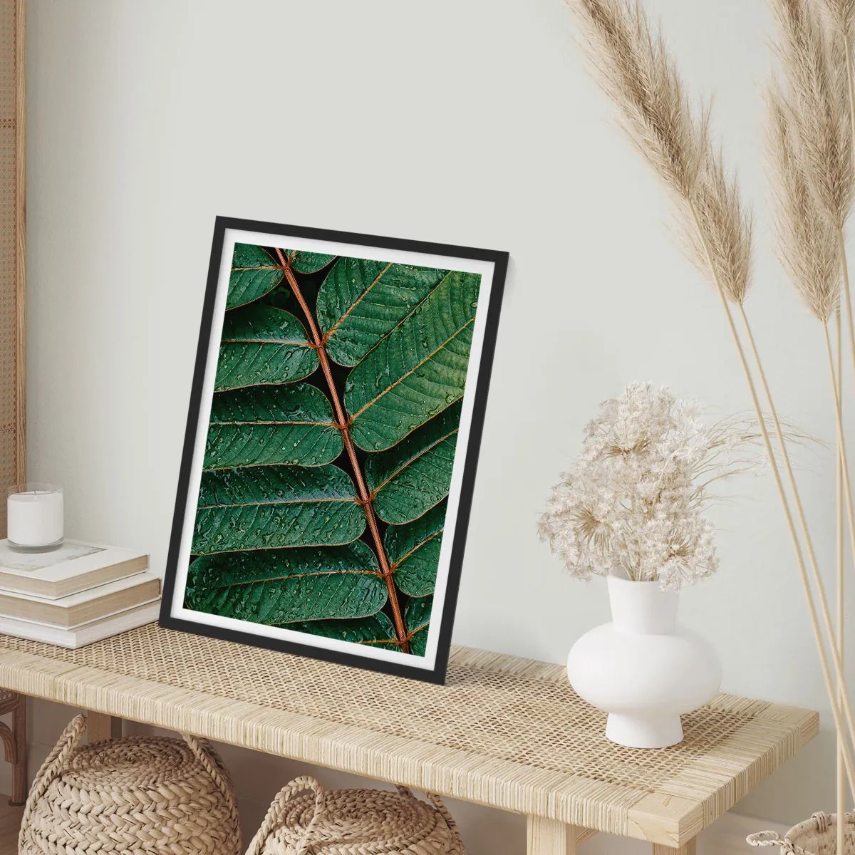 Affiche dans un cadre noir - Poster - Feuilles avec des gouttes d'eau créant une composition harmonieuse - 50x70cm - Au rythme de la verdure - Décoration murale moderne pour le salon et la chambre ARTTOR