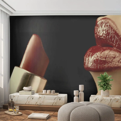 Papier Peint Photo Premium Sand - Lèvres sensuelles avec du rouge à lèvres rouge sur fond noir - 100x70cm - Sensualité et brillance du carmin - Décoration murale moderne pour le salon et la chambre ARTTOR