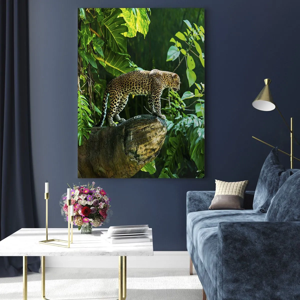 Impression sur verre - Image sur verre - Un léopard debout sur un rocher entouré de végétation tropicale - 70x100cm - À la chasse? - Décoration murale moderne pour le salon et la chambre ARTTOR