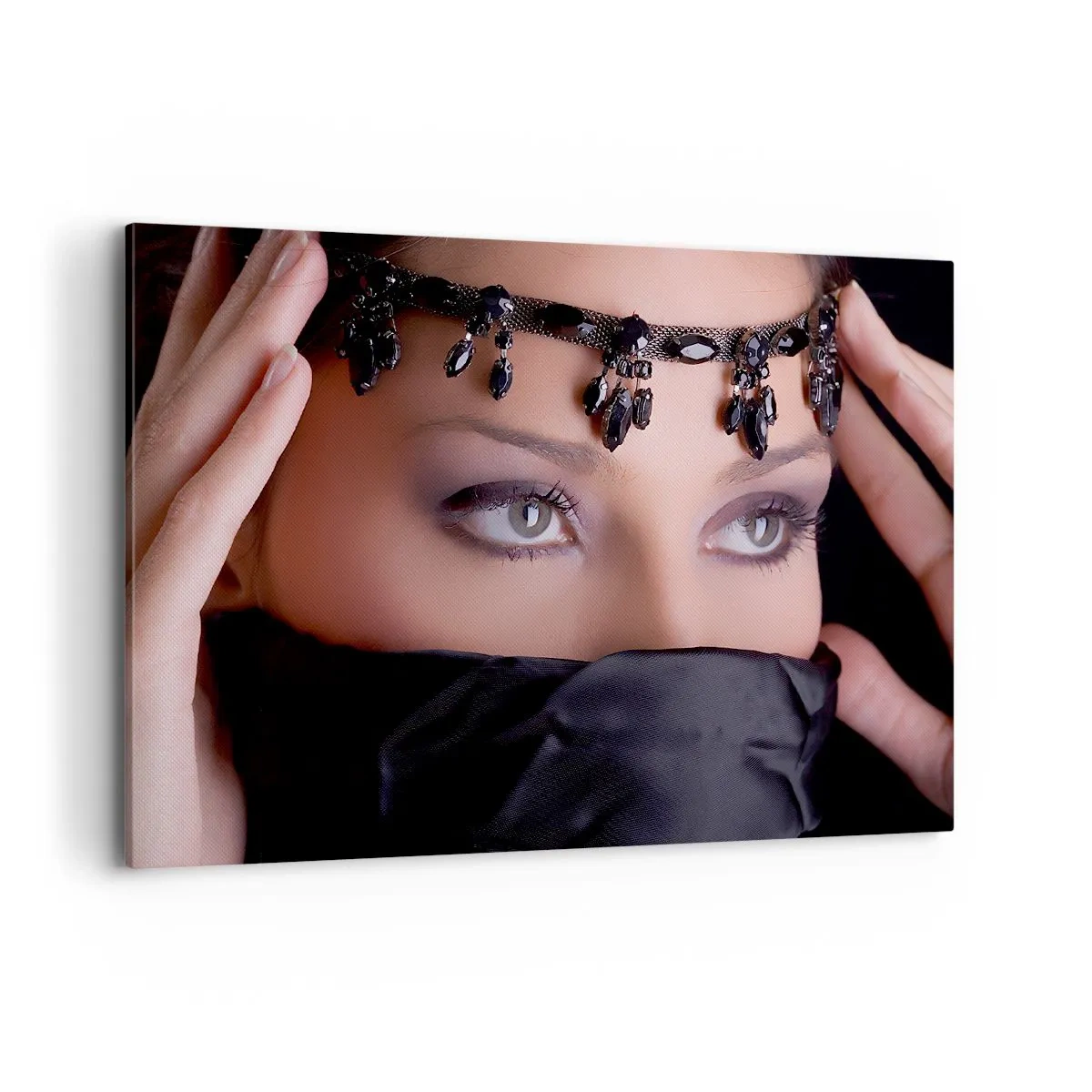 Impression sur toile - Image sur toile - Portrait d'une femme avec des bijoux décoratifs sur fond noir - 100x70cm - Tentation de mystère oriental - Décoration murale moderne pour le salon et la chambre ARTTOR