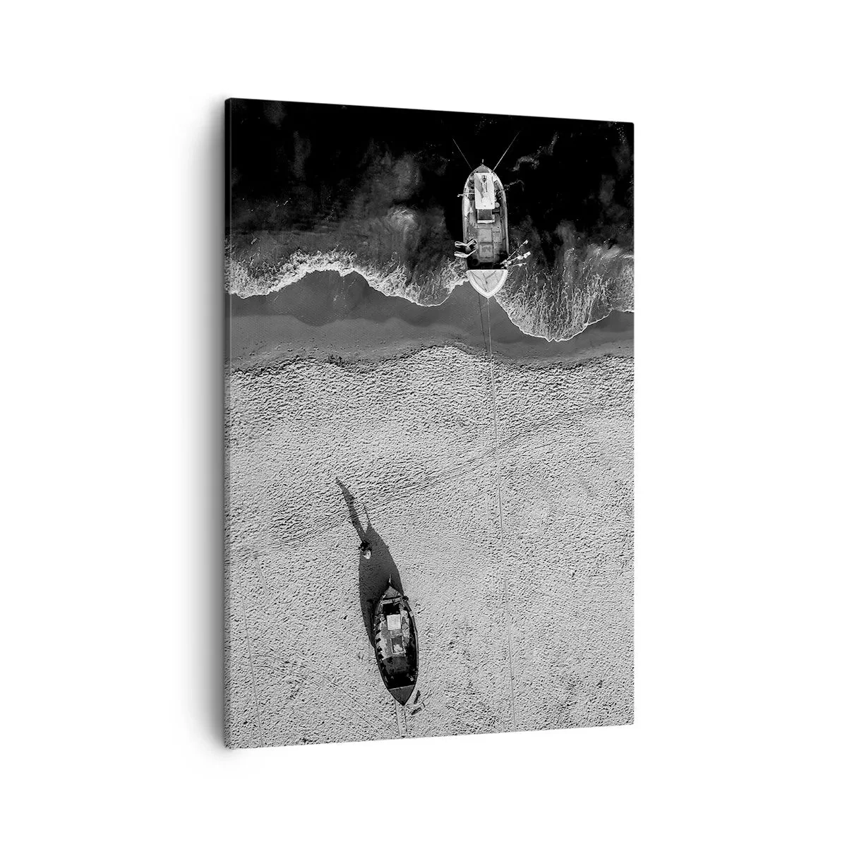 Impression sur toile - Image sur toile - Vue aérienne en noir et blanc de bateaux sur la plage - 50x70cm - Toujours sur le rivage… - Décoration murale moderne pour le salon et la chambre ARTTOR