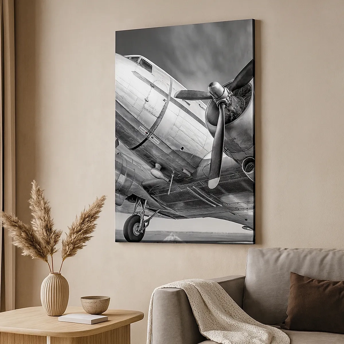 Impression sur toile - Image sur toile - Une image en noir et blanc d'un avion classique avec des détails structurels visibles. - 50x70cm - Toujours prêt à voler - Décoration murale moderne pour le salon et la chambre ARTTOR