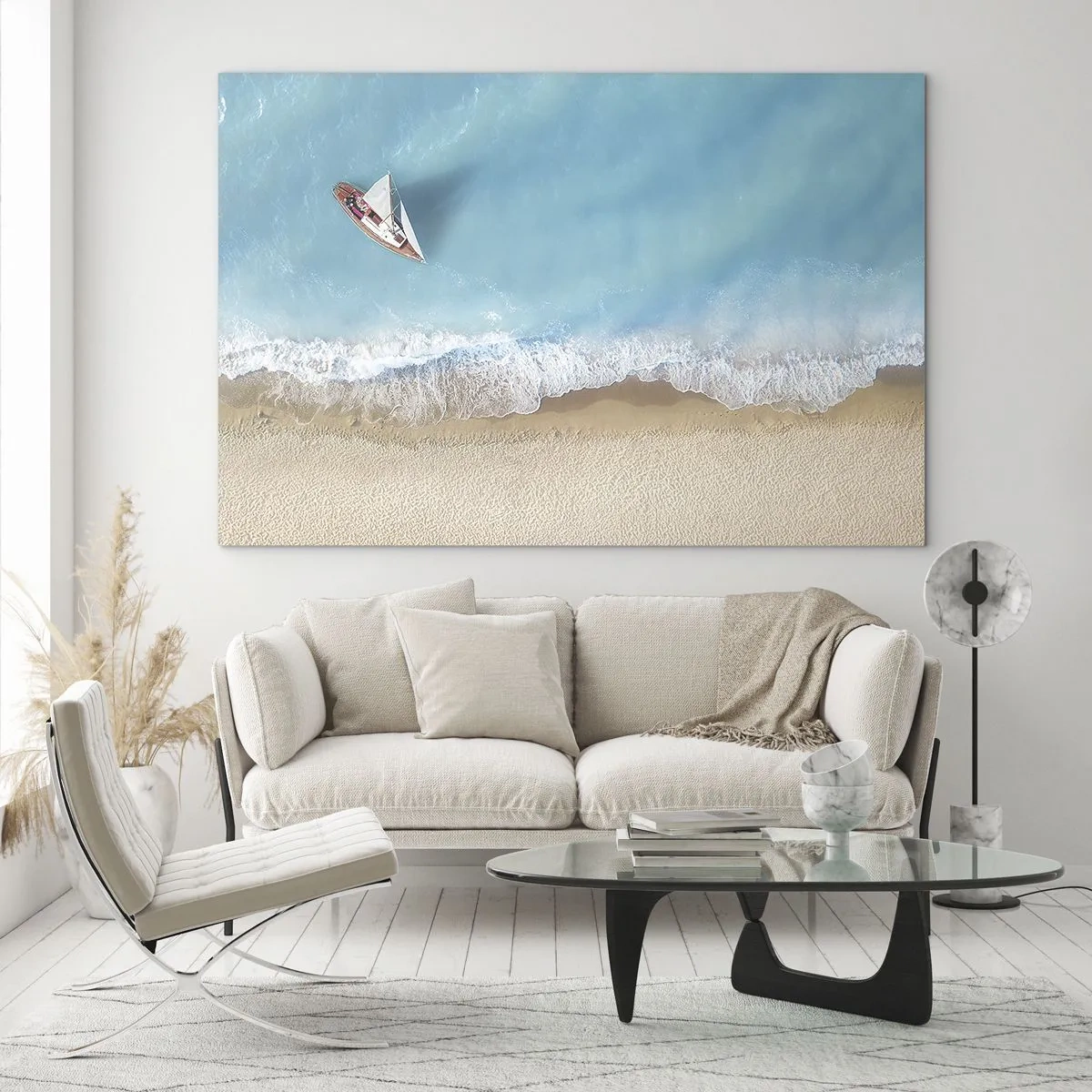 Impression sur verre - Image sur verre - Un voilier sur la mer azur au bord d'une plage de sable - 120x80cm - A la frontière de l'azur et de l'or - Décoration murale moderne pour le salon et la chambre ARTTOR