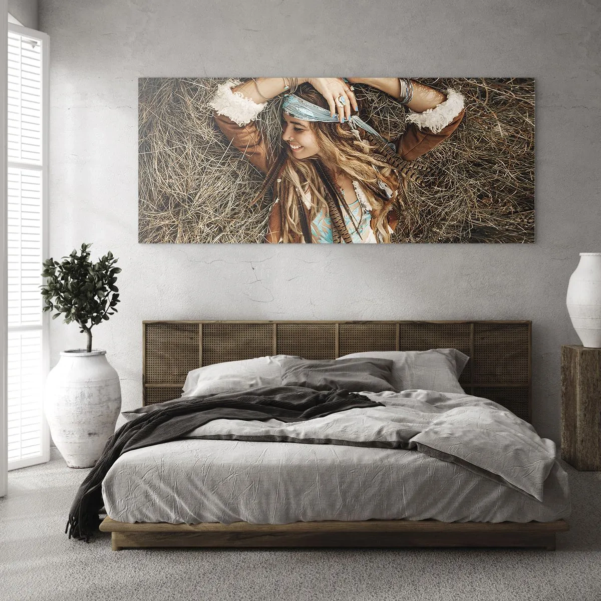 Impression sur verre - Image sur verre - Femme de style bohème allongée sur du foin - 120x50cm - En route vers les années d'amour - Décoration murale moderne pour le salon et la chambre ARTTOR