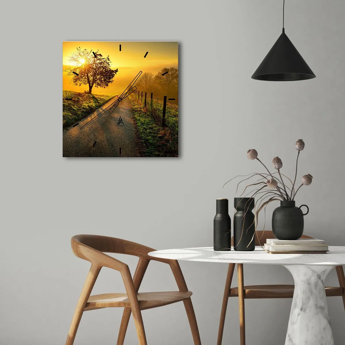 Horloge murale - Pendule murale - Une route pittoresque au coucher du soleil avec un arbre solitaire en arrière-plan - 30x30cm - Après-midi de miel - Décoration murale moderne pour le salon et la chambre ARTTOR