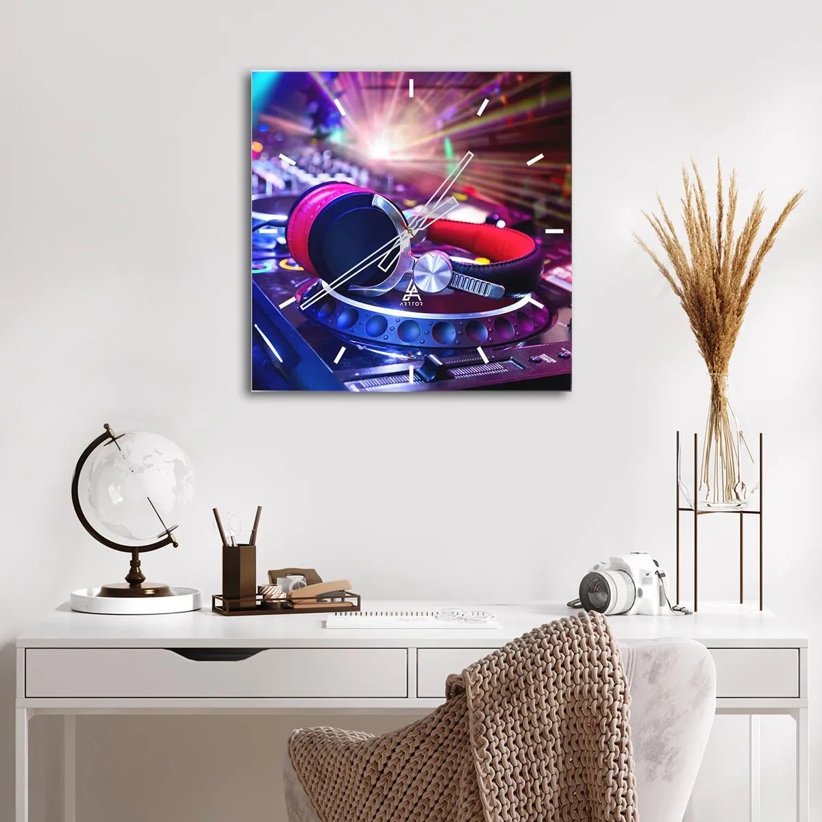 Horloge murale - Pendule murale - Casque DJ sur une console éclairée par des projecteurs lors d'une fête - 30x30cm - Il va s'en passer des choses - Décoration murale moderne pour le salon et la chambre ARTTOR