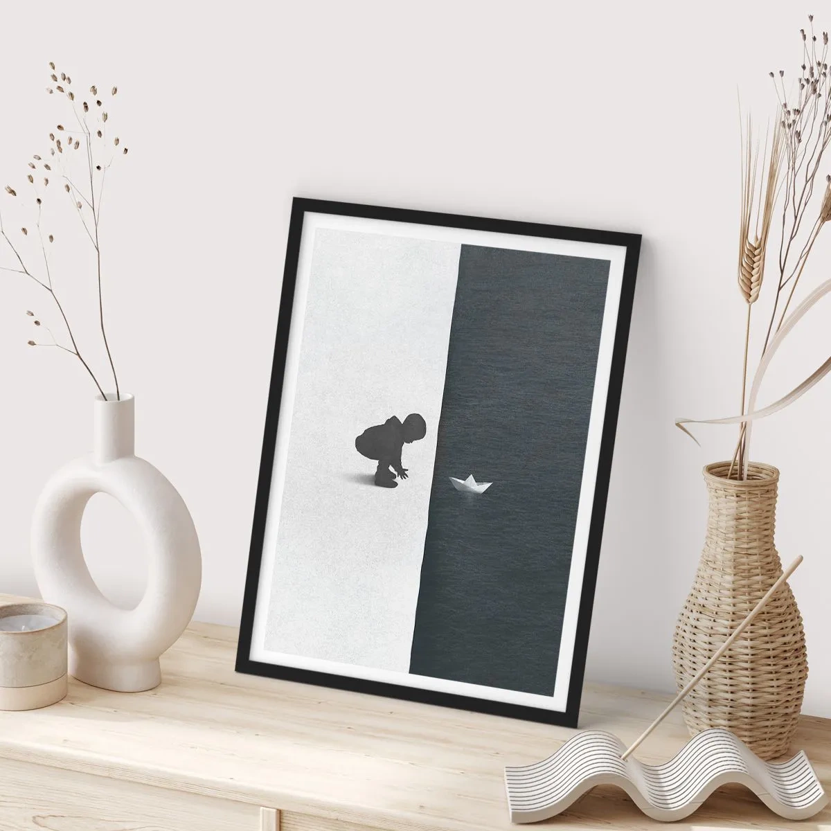 Affiche dans un cadre noir - Poster - Un enfant penché sur l'eau avec un bateau en papier - 50x70cm - Grande expédition - Décoration murale moderne pour le salon et la chambre ARTTOR