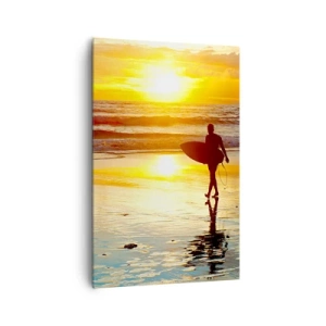 Impression sur toile - Image sur toile - Un surfeur marchant sur la plage au coucher du soleil avec une planche à la main. - 80x120cm - Le retour du guerrier - Décoration murale moderne pour le salon et la chambre ARTTOR