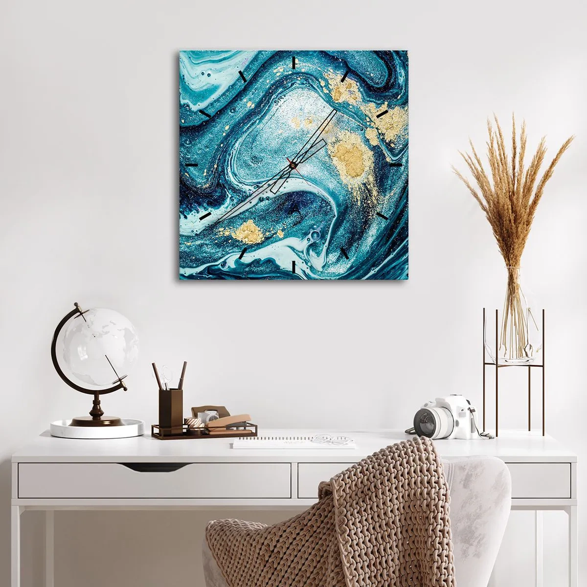 Horloge murale - Pendule murale - Une composition abstraite de vagues et d'accents dorés - 30x30cm - Vortex bleu - Décoration murale moderne pour le salon et la chambre ARTTOR