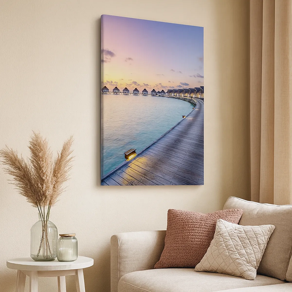 Impression sur toile - Image sur toile - La jetée menant aux chalets au bord de l'eau au coucher du soleil - 50x70cm - Vacances - retour aux sources - Décoration murale moderne pour le salon et la chambre ARTTOR