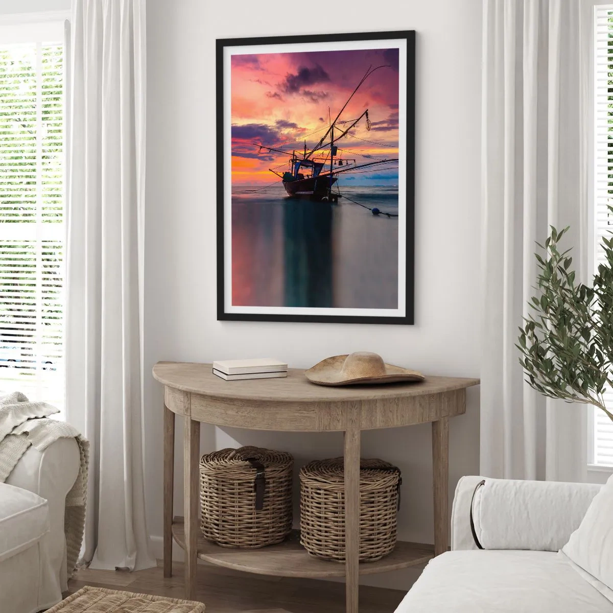 Affiche dans un cadre noir - Poster - Bateau de pêche sur fond de soleil couchant sur la plage - 50x70cm - Soirée exotique - Décoration murale moderne pour le salon et la chambre ARTTOR
