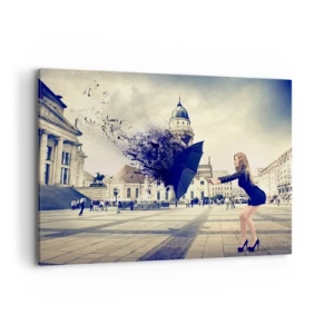 Impression sur toile - Image sur toile - Une femme avec un parapluie dans une composition artistique sur fond urbain - 120x80cm - Il y a un tel vent… - Décoration murale moderne pour le salon et la chambre ARTTOR