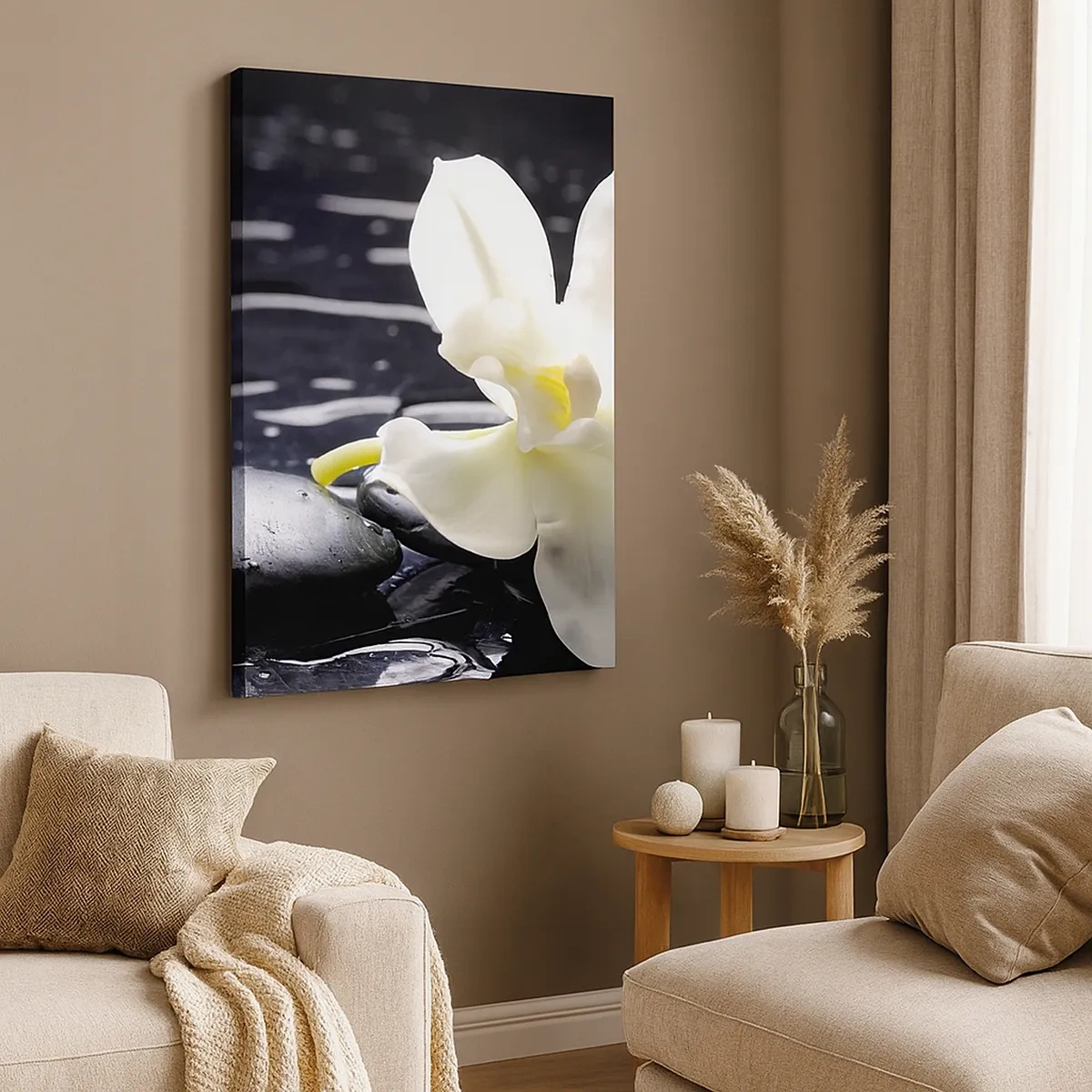 Impression sur toile - Image sur toile - Une orchidée blanche sur un fond de pierres noires et d'eau. - 50x70cm - Étude en noir et blanc - Décoration murale moderne pour le salon et la chambre ARTTOR