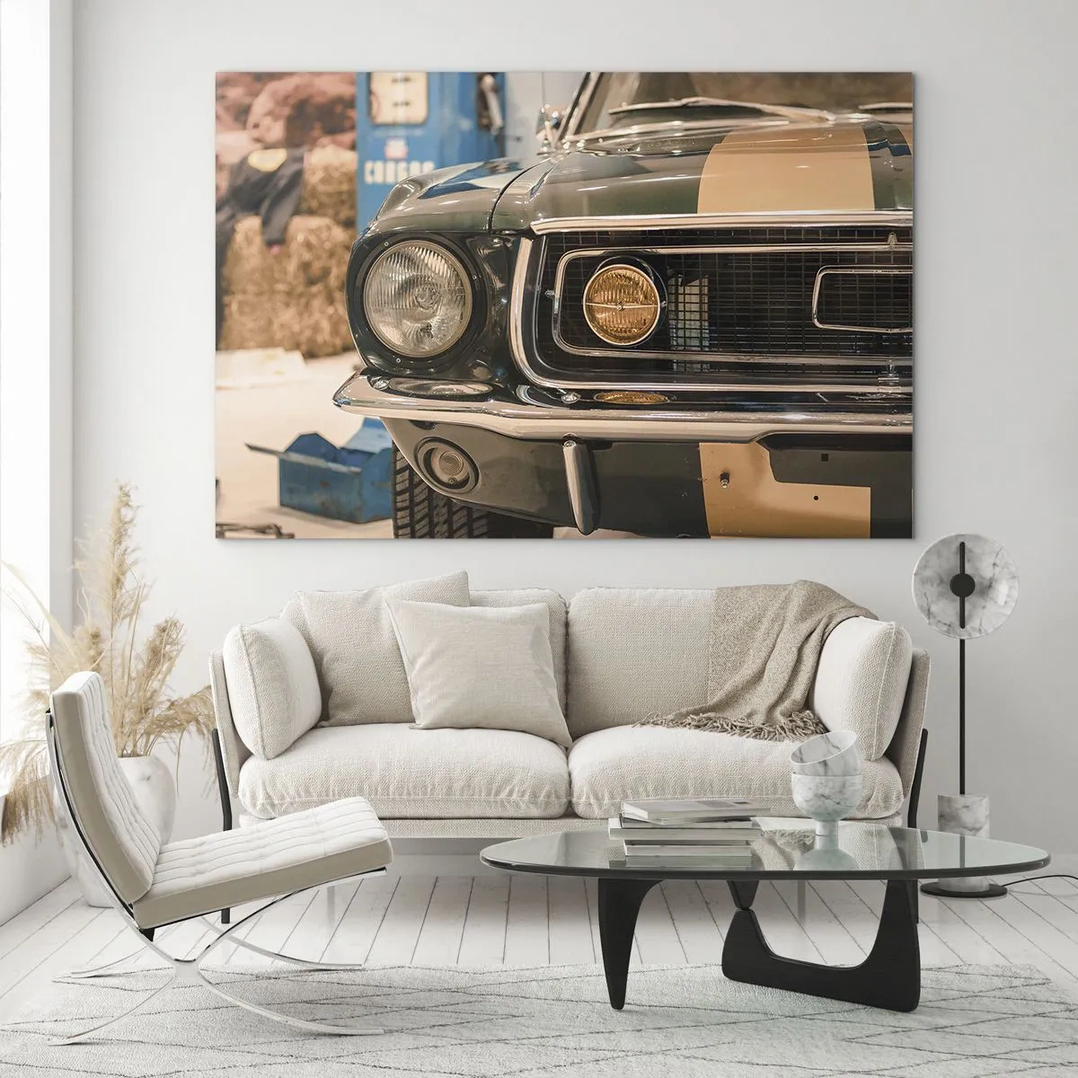 Impression sur verre - Image sur verre - Gros plan d'une voiture classique, Mustang, dans un atelier - 100x70cm - Rencontre avec une légende - Décoration murale moderne pour le salon et la chambre ARTTOR