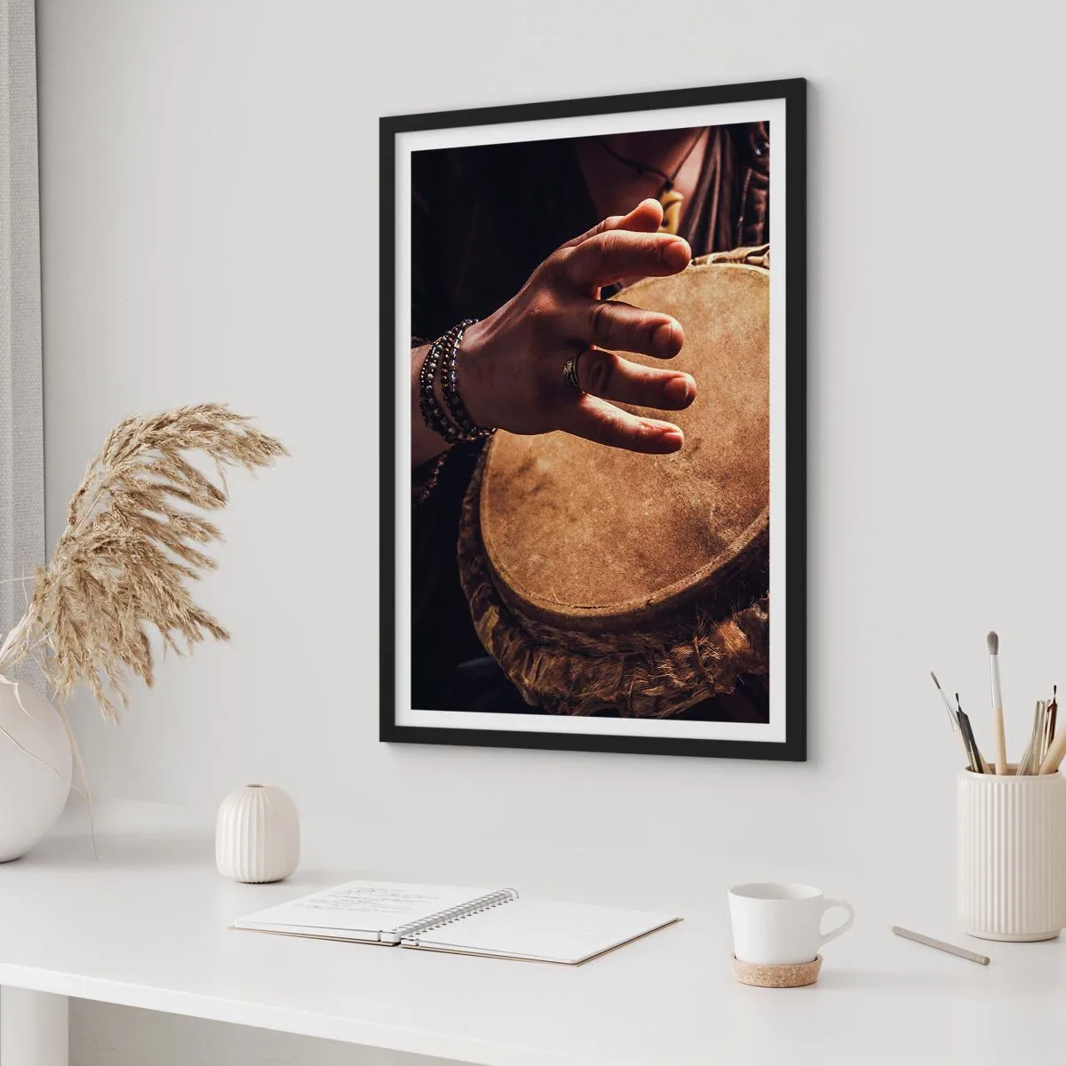 Affiche dans un cadre noir - Poster - Une main jouant du tambour dans une lumière chaude - 50x70cm - Au rythme du coeur - Décoration murale moderne pour le salon et la chambre ARTTOR