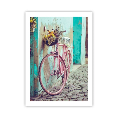 Affiche - Poster - Un vélo rose avec un panier dans une rue rustique - 50x70cm - Je reviens tout de suite - Décoration murale moderne pour le salon et la chambre ARTTOR