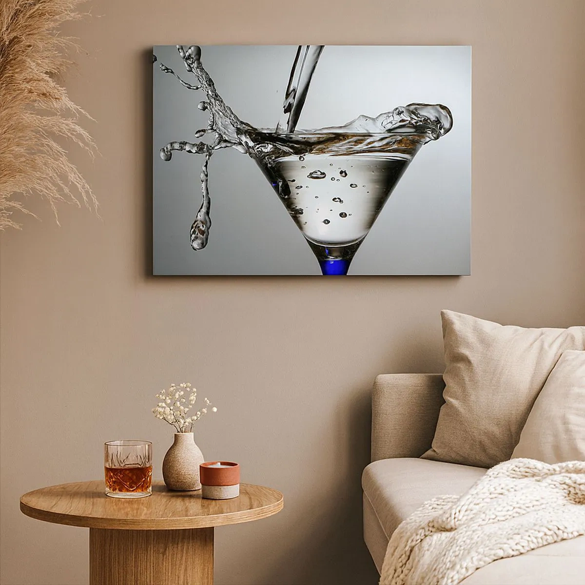 Impression sur toile - Image sur toile - Verre à Martini avec éclaboussures d'eau dynamiques sur fond clair. - 70x50cm - Sur le bord de la coupe - Décoration murale moderne pour le salon et la chambre ARTTOR