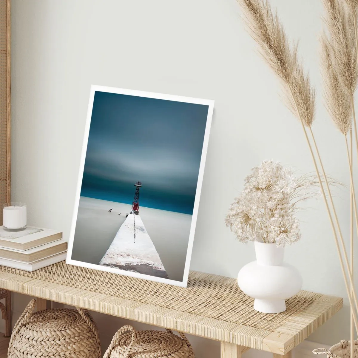 Affiche - Poster - Un phare au bout de la jetée dans un style minimaliste - 50x70cm - À la rencontre de l'immensité - Décoration murale moderne pour le salon et la chambre ARTTOR