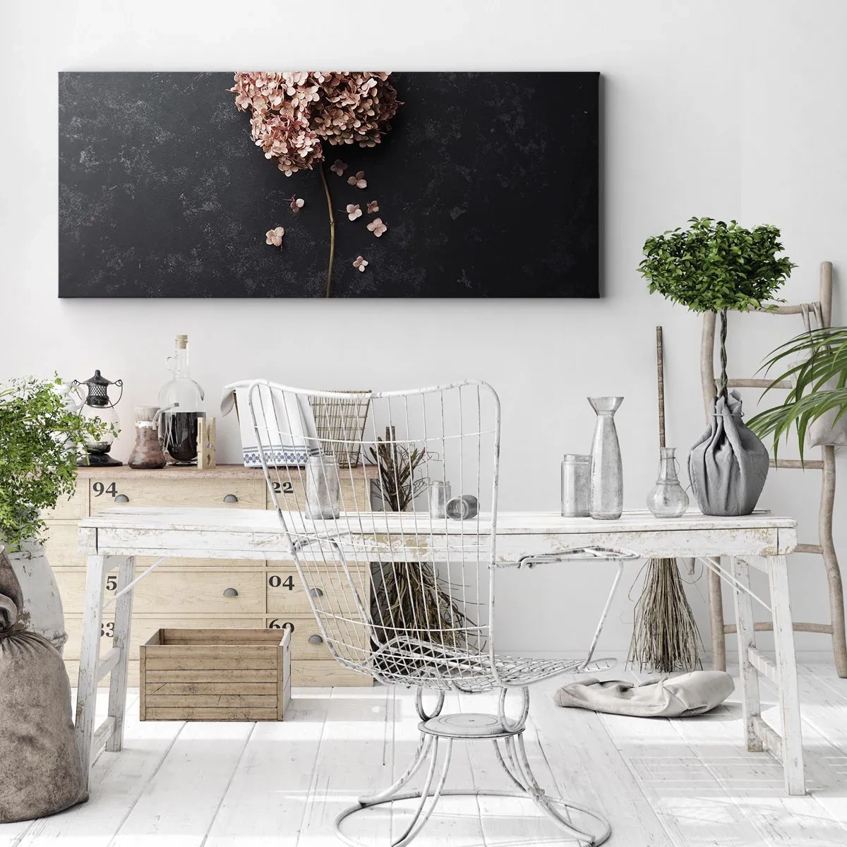 Impression sur toile - Image sur toile - Une délicate fleur d'hortensia sur un fond sombre - 160x50cm - Un signe vraiment romantique - Décoration murale moderne pour le salon et la chambre ARTTOR