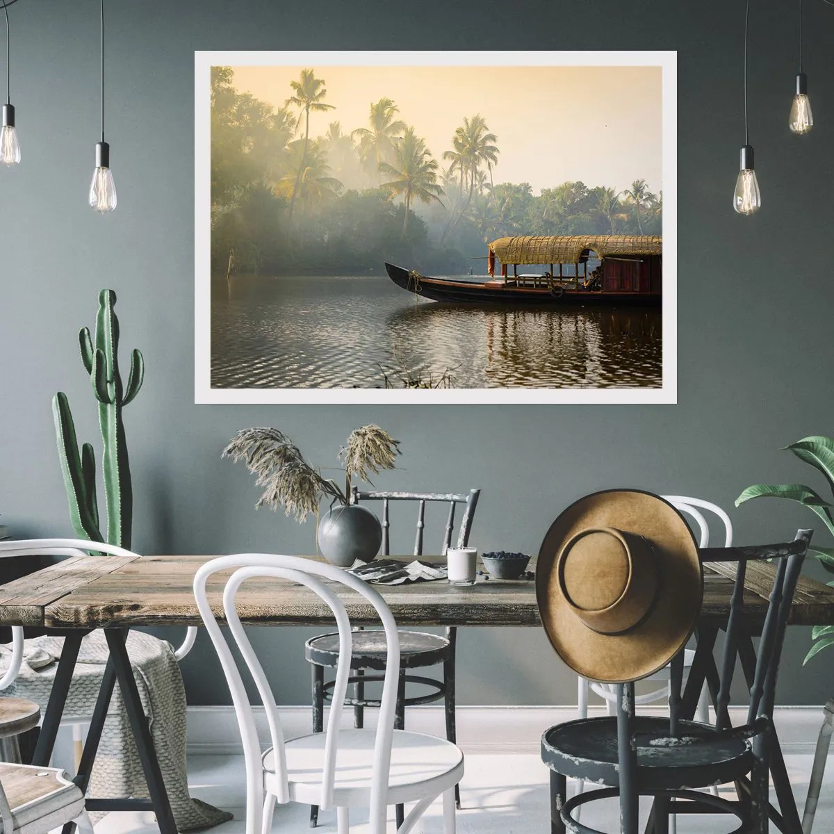 Affiche - Poster - Un bateau traditionnel sur une rivière calme parmi les palmiers - 100x70cm - Maison sur la rivière - Décoration murale moderne pour le salon et la chambre ARTTOR