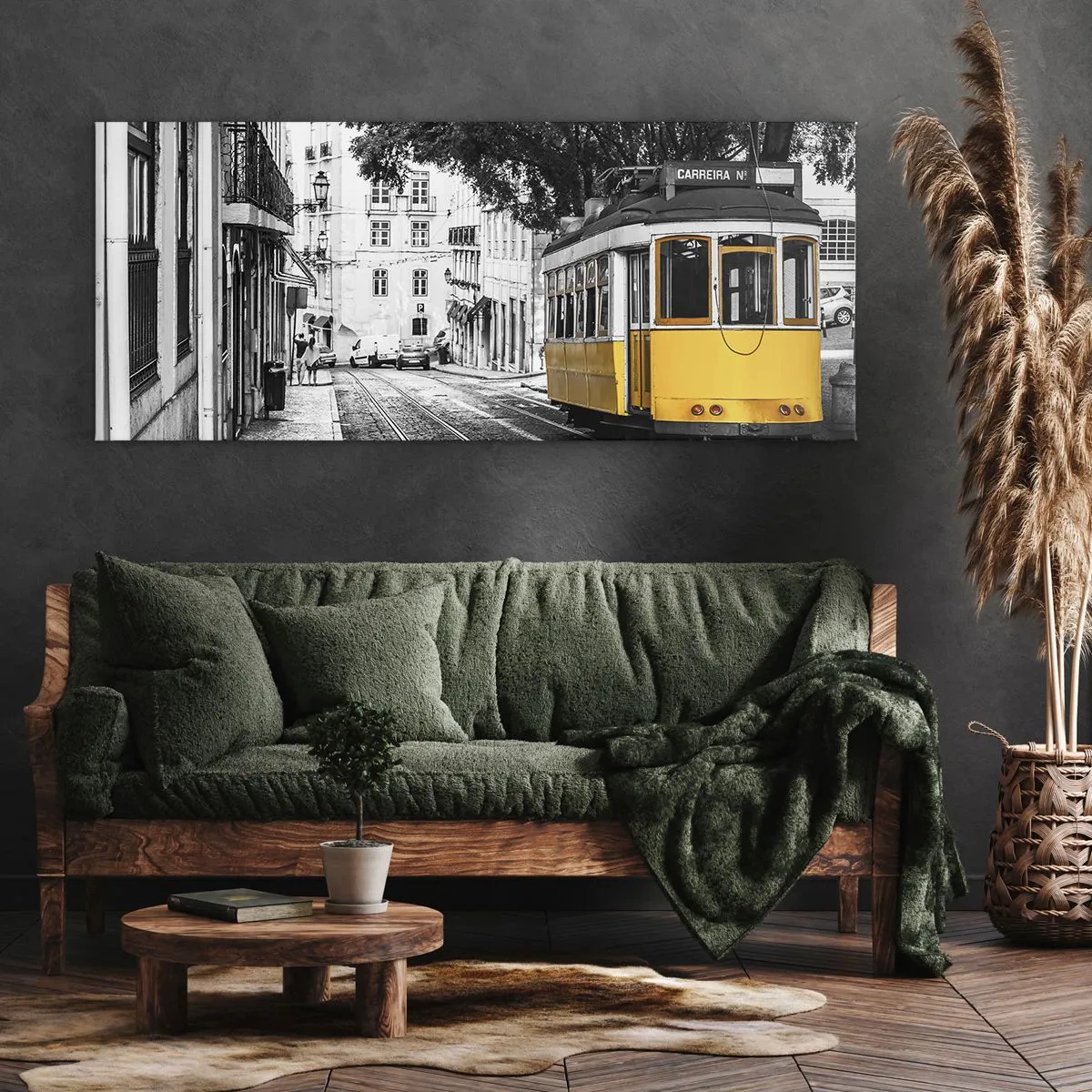 Impression sur toile - Image sur toile - Un tramway jaune sur fond de rue en noir et blanc - 120x50cm - Et du fado en arrière-plan - Décoration murale moderne pour le salon et la chambre ARTTOR