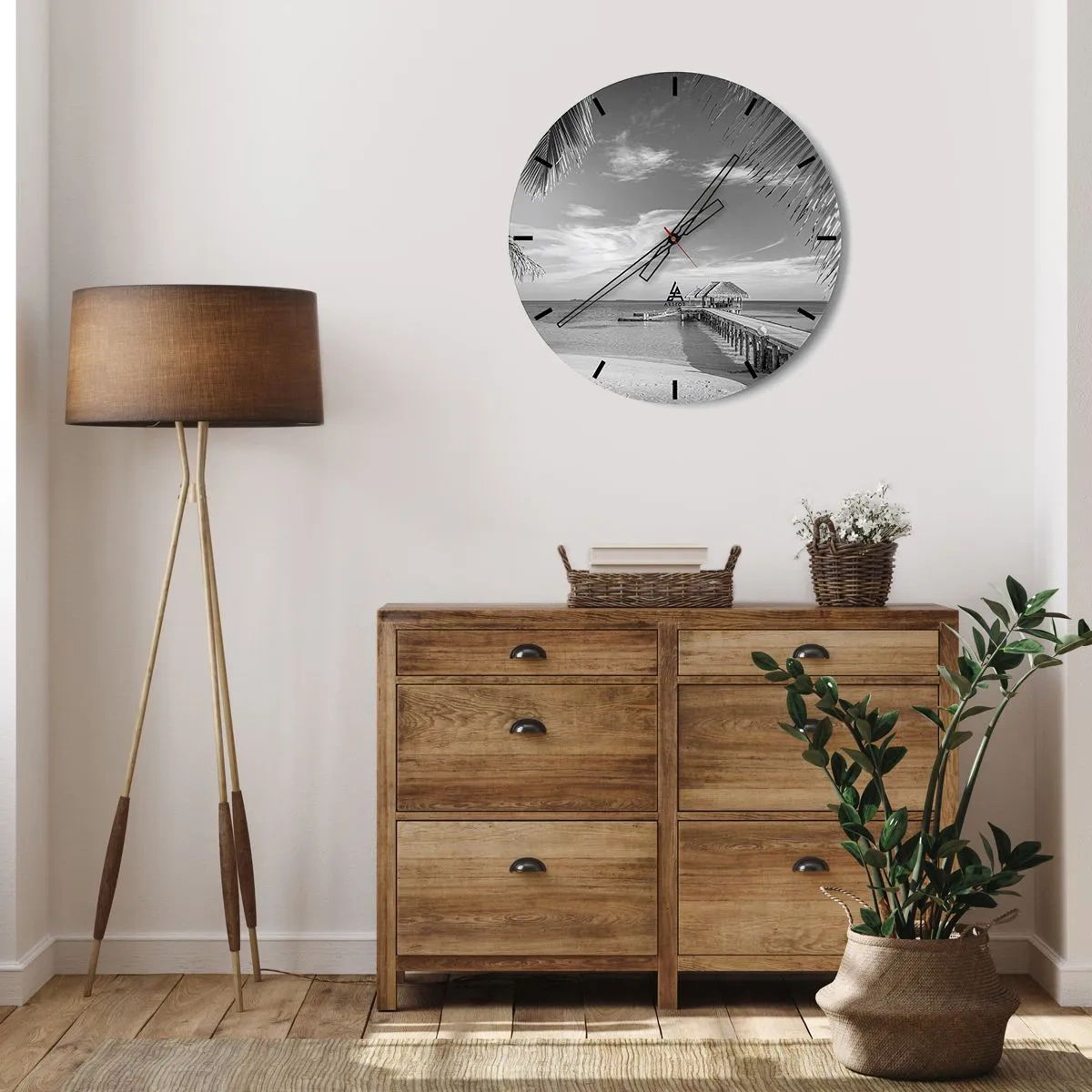 Horloge murale - Pendule murale - Une jetée noire et blanche avec un belvédère sur l'océan et des palmiers dans le cadre. - 30x30cm - Souvenirs ou rêve? - Décoration murale moderne pour le salon, la cuisine et la chambre ARTTOR
