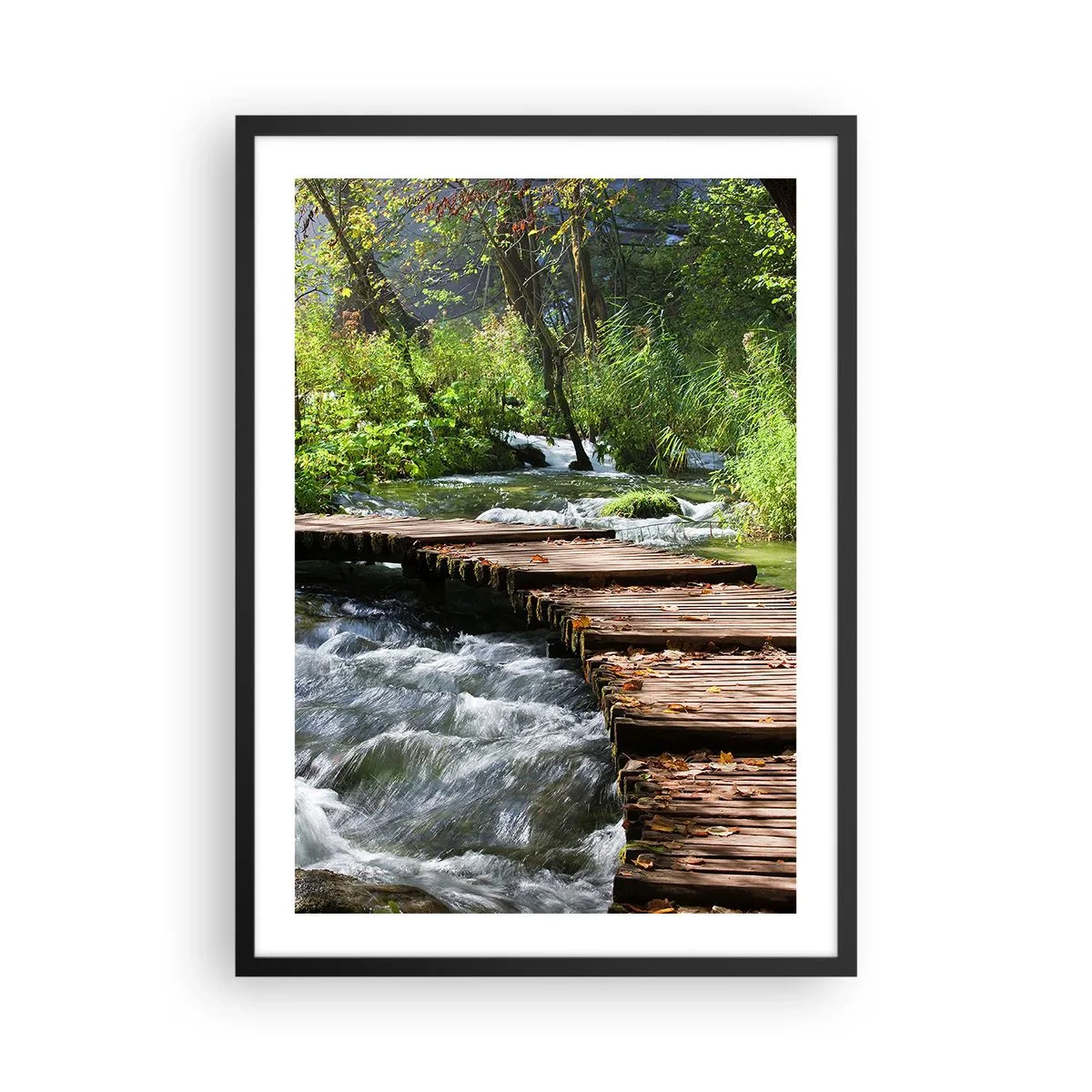 Affiche dans un cadre noir - Poster - Un pont en bois sur un ruisseau tumultueux - 50x70cm - Au-dessus de la cascade mousseuse - Décoration murale moderne pour le salon et la chambre ARTTOR