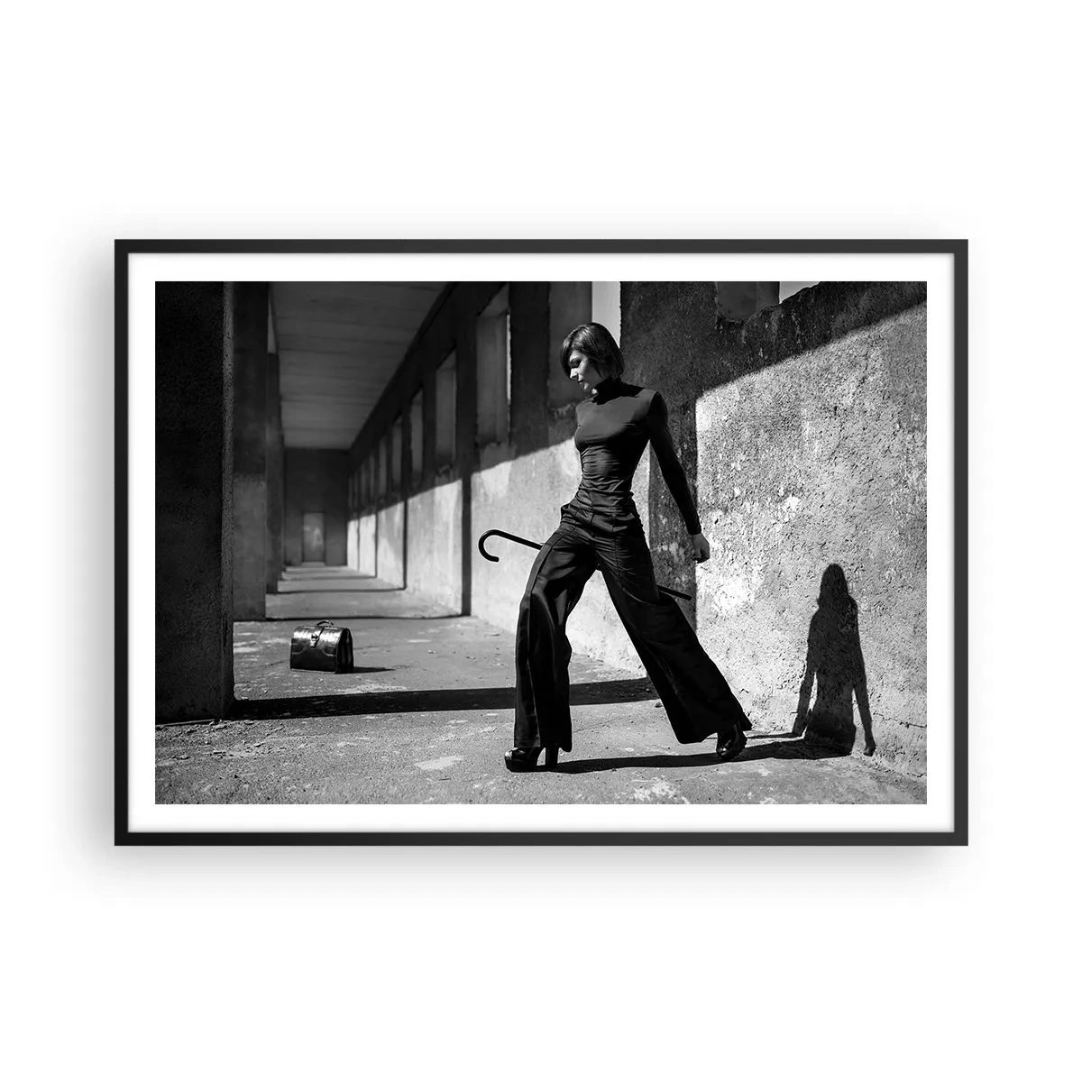 Affiche dans un cadre noir - Poster - Femme élégante dans un environnement industriel - 100x70cm - Élégance urbaine - Décoration murale moderne pour le salon et la chambre ARTTOR
