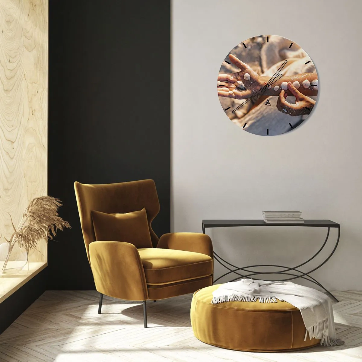 Horloge murale - Pendule murale - Coquillages posés sur la main d'un enfant sur fond de sable - 30x30cm - La beauté à portée de main - Décoration murale moderne pour le salon, la cuisine et la chambre ARTTOR