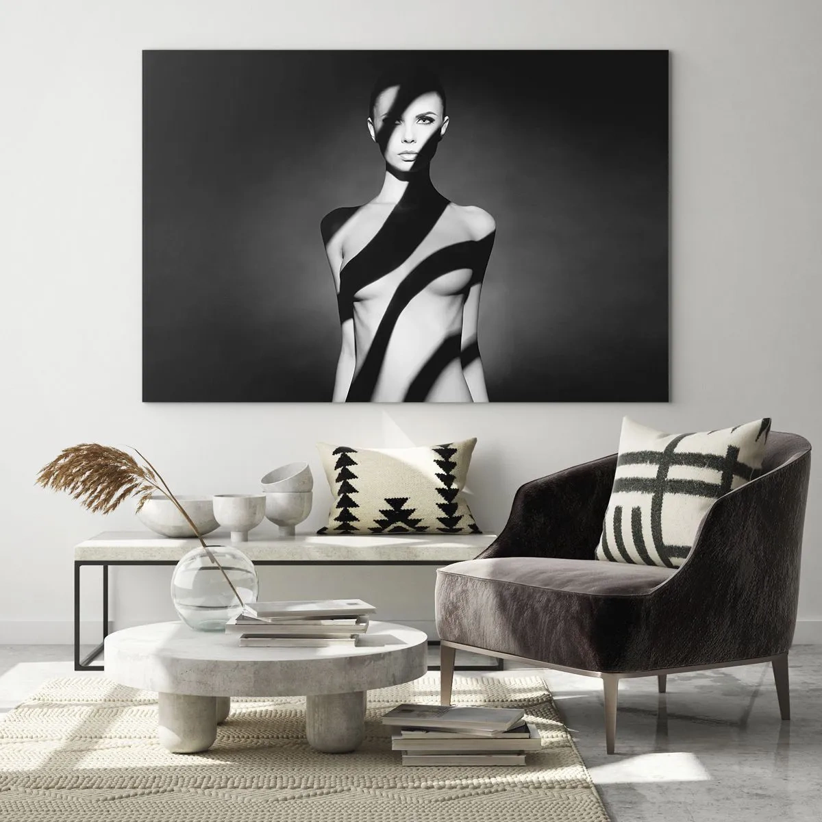 Impression sur verre - Image sur verre - Portrait noir et blanc d'une femme avec des ombres saisissantes - 120x80cm - Dans la brillance et l'ombre - Décoration murale moderne pour le salon et la chambre ARTTOR