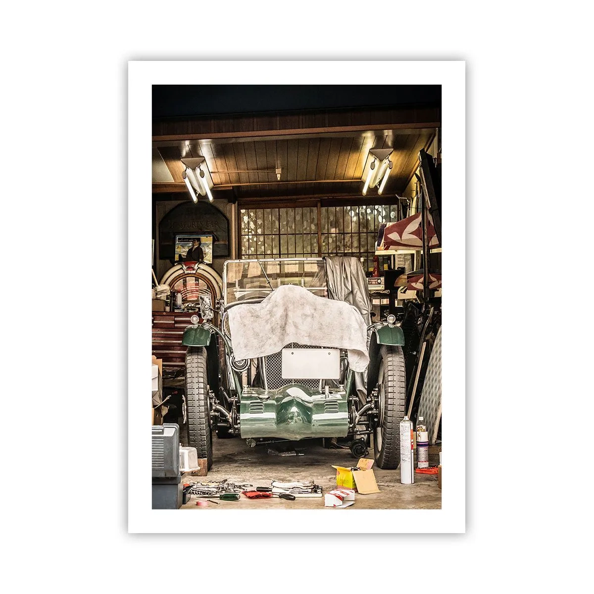 Affiche - Poster - Une voiture ancienne dans un garage entourée d'outils - 50x70cm - Retour vers le passé - Décoration murale moderne pour le salon et la chambre ARTTOR