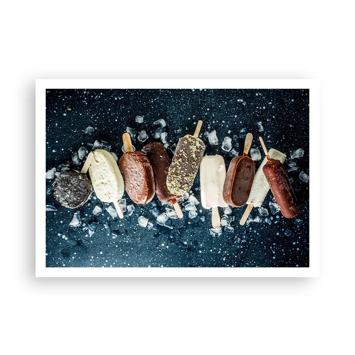 Affiche - Poster - Des glaces colorées disposées sur de la glace avec un fond sombre - 100x70cm - Le goût de l'été chaud - Décoration murale moderne pour le salon et la chambre ARTTOR