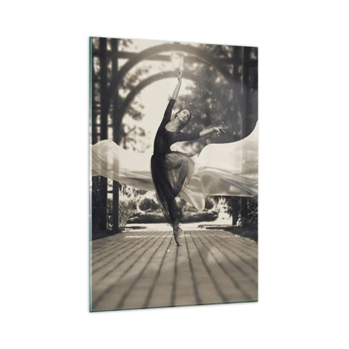 Impression sur verre - Image sur verre - Une danseuse vêtue d'une robe fluide exécute un saut sur fond de jardin noir et blanc. - 80x120cm - La danse de l'esprit jardin - Décoration murale moderne pour le salon et la chambre ARTTOR