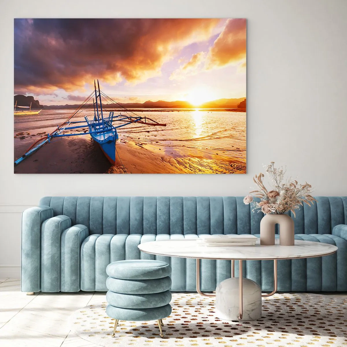Impression sur verre - Image sur verre - Bateau sur la plage au coucher du soleil avec un ciel dramatique - 120x80cm - Allongez-vous dans le sable après une longue journée - Décoration murale moderne pour le salon et la chambre ARTTOR