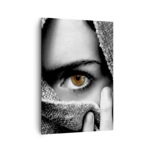 Impression sur toile - Image sur toile - Portrait d'une femme à l'oeil ambré recouvert d'un tissu aux tons gris. - 70x100cm - Apprenez le secret - Décoration murale moderne pour le salon et la chambre ARTTOR