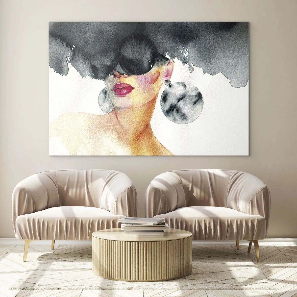 Impression sur verre - Image sur verre - Portrait d'une femme avec de grandes boucles d'oreilles et une tache noire au-dessus de la tête - 100x70cm - Secret de l'élégance - Décoration murale moderne pour le salon et la chambre ARTTOR