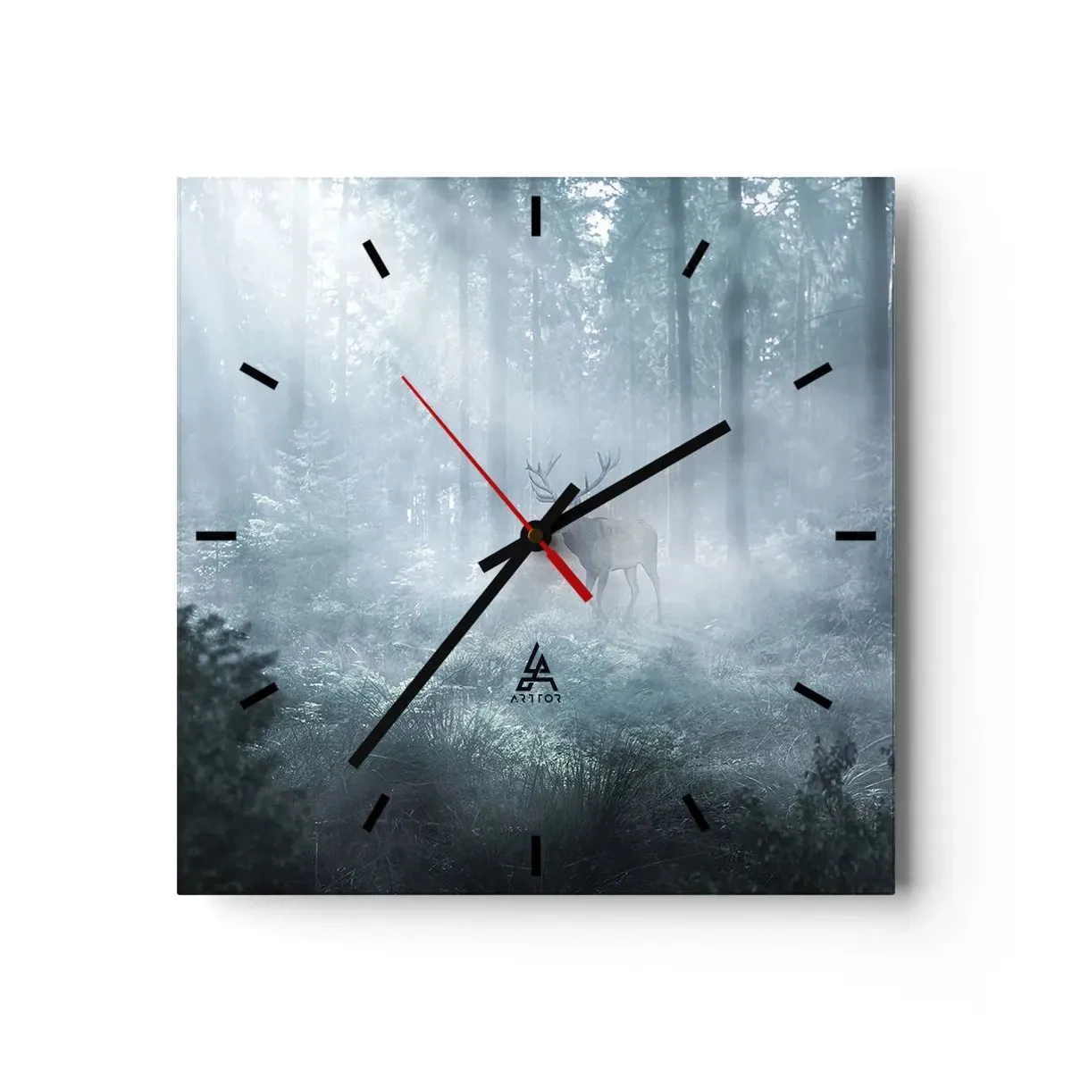 Horloge murale - Pendule murale - Un cerf dans une forêt dense enveloppée de brume matinale - 30x30cm - Visite matinale du domaine - Décoration murale moderne pour le salon et la chambre ARTTOR