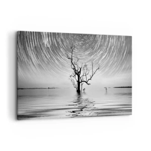 Impression sur toile - Image sur toile - Un arbre dans l'eau sous un ciel nocturne avec des étoiles en mouvement - 120x80cm - La symphonie de la nature - Décoration murale moderne pour le salon et la chambre ARTTOR