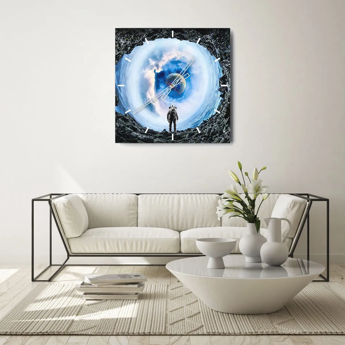 Horloge murale - Pendule murale - Astronaute devant un paysage spatial avec la Terre en arrière-plan - 30x30cm - Plus très loin de la maison - Décoration murale moderne pour le salon et la chambre ARTTOR