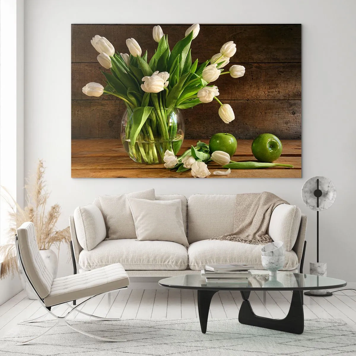 Impression sur verre - Image sur verre - Un vase de tulipes blanches et de pommes vertes sur une table en bois - 70x50cm - Juteux et frais en vert et blanc - Décoration murale moderne pour le salon et la chambre ARTTOR