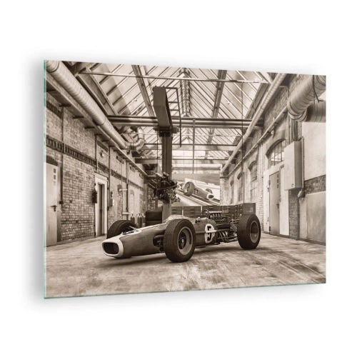 Impression sur verre - Image sur verre - Une voiture de course vintage dans un hall industriel - 70x50cm - Le repos du guerrier - Décoration murale moderne pour le salon et la chambre ARTTOR