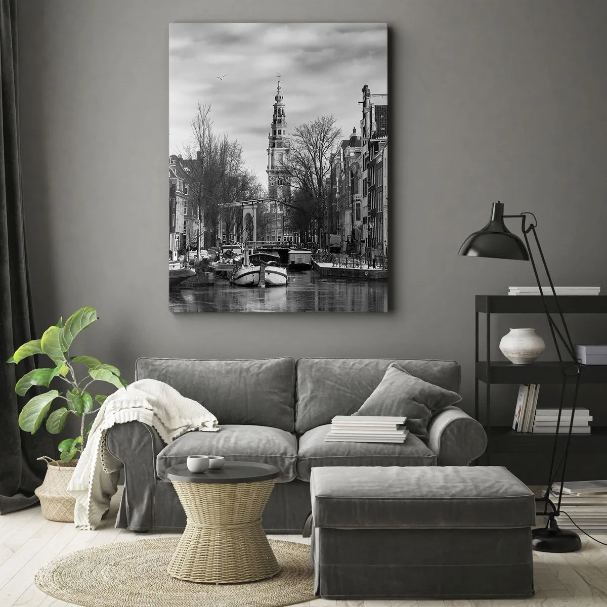Impression sur toile - Image sur toile - Panorama noir et blanc d'Amsterdam avec canal et bâtiments historiques - 80x120cm - Climat d'Amsterdam - Décoration murale moderne pour le salon et la chambre ARTTOR