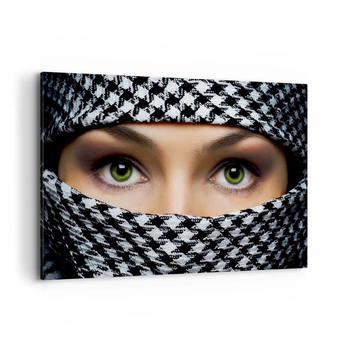Impression sur toile - Image sur toile - Les yeux verts d'une femme sont cachés derrière un tissu à motifs en noir et blanc. - 120x80cm - Un portrait d'une beauté voilée aux yeux verts - Décoration murale moderne pour le salon et la chambre ARTTOR